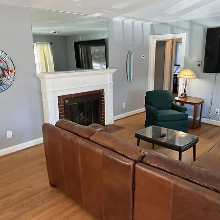 Tri-Level Home - 5 Bedroom 2 Ba - Extended Stays, Wi-Fi Home